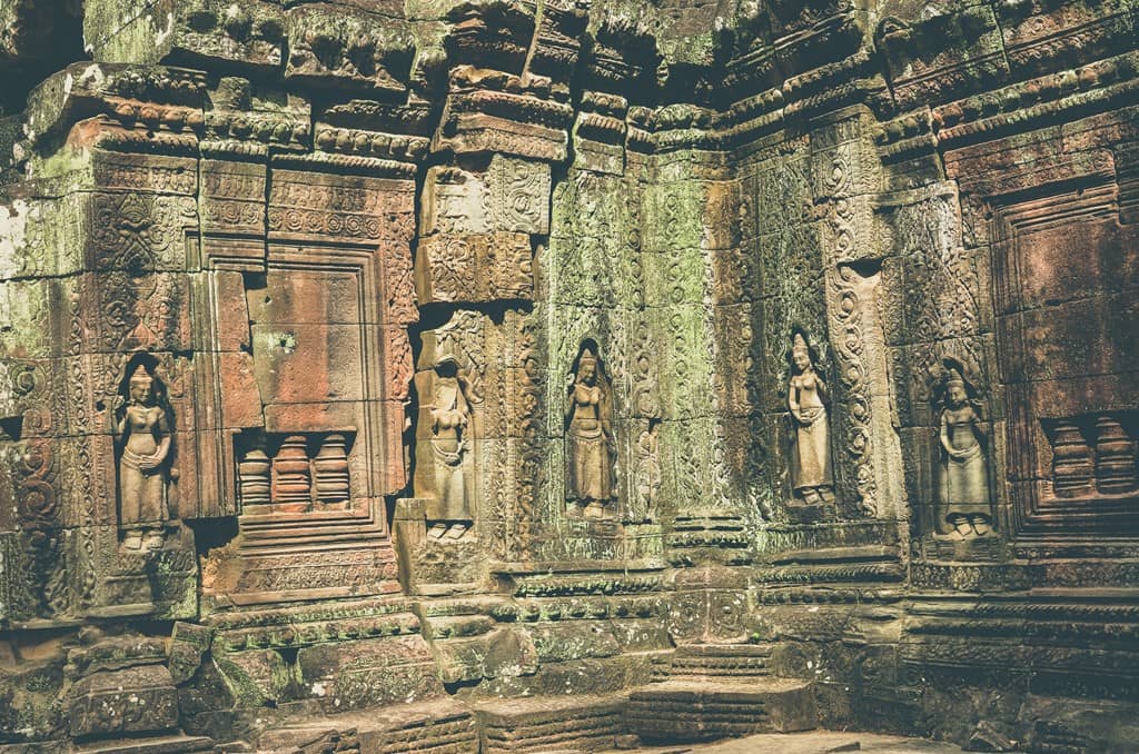 Đền Banteay Srei được xây chủ yếu bằng đá sa thạch đỏ, một chất pha màu được thêm vào những bức điêu khắc trang trí tỉ mỉ trên tường, mà ngày nay vẫn còn nhìn thấy được.